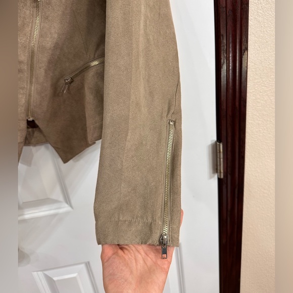 Rampage: Brown Faux Suede Asymmetrical Zipper Moto Jacket. Size S - Picture 4 of 7